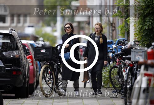 Amsterdam 15 oktober 2014
Carice v Houten met haar manager op straat