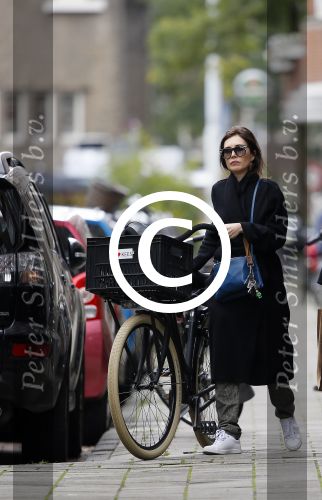Amsterdam 15 oktober 2014
Carice v Houten met haar manager op straat