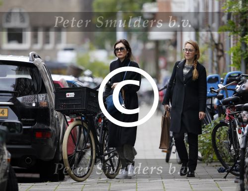Amsterdam 15 oktober 2014
Carice v Houten met haar manager op straat