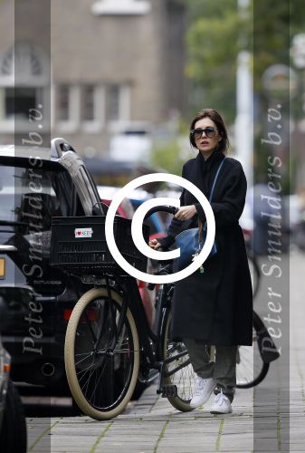 Amsterdam 15 oktober 2014
Carice v Houten met haar manager op straat