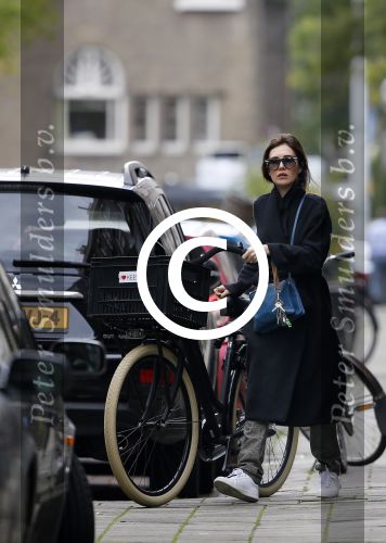 Amsterdam 15 oktober 2014
Carice v Houten met haar manager op straat