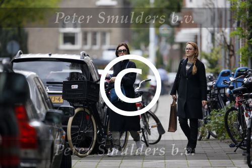 Amsterdam 15 oktober 2014
Carice v Houten met haar manager op straat
