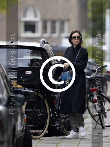 Amsterdam 15 oktober 2014
Carice v Houten met haar manager op straat