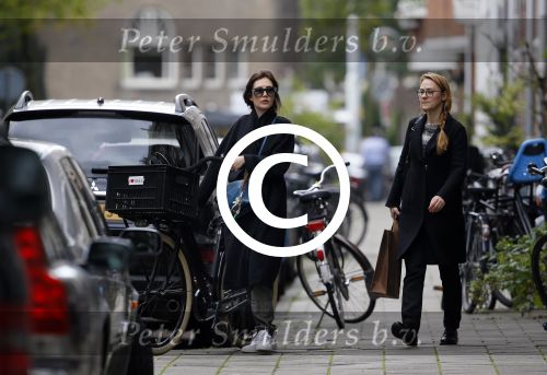 Amsterdam 15 oktober 2014
Carice v Houten met haar manager op straat