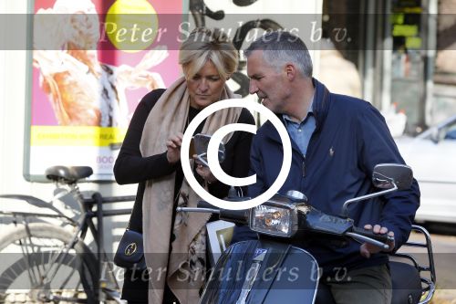 Amsterdam 1 november 2014
Caroline Tensen met haar man Ernst Jan Smids op hun vespa scooter.