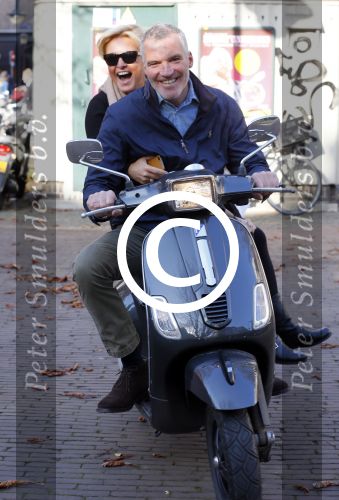 Amsterdam 1 november 2014
Caroline Tensen met haar man Ernst Jan Smids op hun vespa scooter.