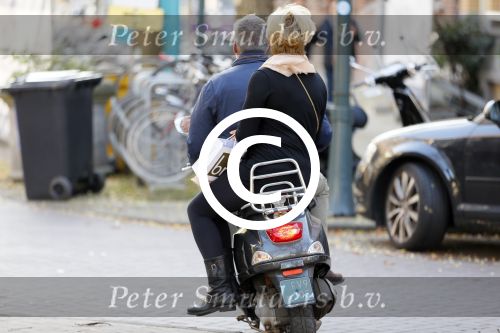Amsterdam 1 november 2014
Caroline Tensen met haar man Ernst Jan Smids op hun vespa scooter.