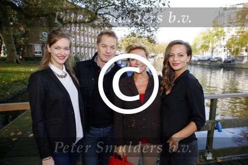 Amsterdam 27 oktober 2014
Presentatie nieuwe castleden Naast Freek Bartels en Bill van Dijk zijn ook Tony Neef (Sonneveld), Mariska van Kolck (Conny Stuart) en Cindy Bell (de lifter) te zien in Sonneveld. Albert Verlinde is de producent.