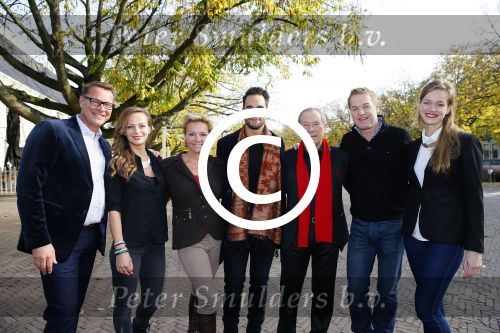 Amsterdam 27 oktober 2014
Presentatie nieuwe castleden Naast Freek Bartels en Bill van Dijk zijn ook Tony Neef (Sonneveld), Mariska van Kolck (Conny Stuart) en Cindy Bell (de lifter) te zien in Sonneveld. Albert Verlinde is de producent.