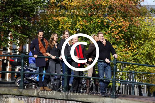 Amsterdam 27 oktober 2014
Presentatie nieuwe castleden Naast Freek Bartels en Bill van Dijk zijn ook Tony Neef (Sonneveld), Mariska van Kolck (Conny Stuart) en Cindy Bell (de lifter) te zien in Sonneveld. Albert Verlinde is de producent.