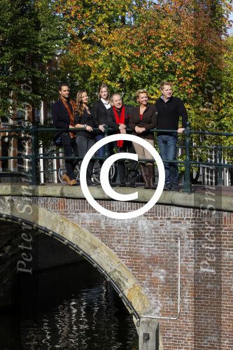 Amsterdam 27 oktober 2014
Presentatie nieuwe castleden Naast Freek Bartels en Bill van Dijk zijn ook Tony Neef (Sonneveld), Mariska van Kolck (Conny Stuart) en Cindy Bell (de lifter) te zien in Sonneveld. Albert Verlinde is de producent.