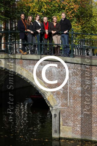 Amsterdam 27 oktober 2014
Presentatie nieuwe castleden Naast Freek Bartels en Bill van Dijk zijn ook Tony Neef (Sonneveld), Mariska van Kolck (Conny Stuart) en Cindy Bell (de lifter) te zien in Sonneveld. Albert Verlinde is de producent.