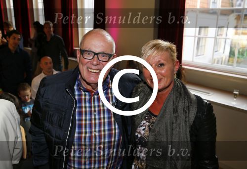 Amsterdam 28 oktober 2014
Presentatie boek Casa Rosso met Jan Otten en Rob v Hulst. Karin Bloemen reikt het eerste boek uit. Charles Geerts met zijn vrouw