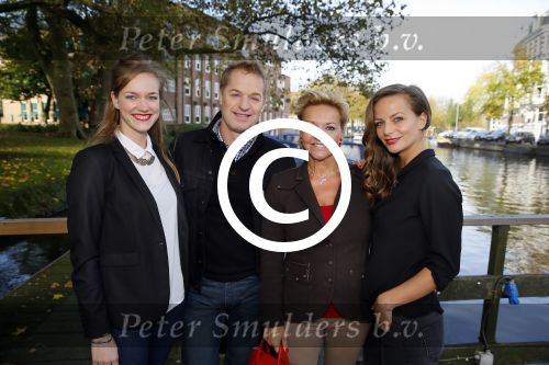 Amsterdam 27 oktober 2014
Presentatie nieuwe castleden Naast Freek Bartels en Bill van Dijk zijn ook Tony Neef (Sonneveld), Mariska van Kolck (Conny Stuart) en Cindy Bell (de lifter) te zien in Sonneveld. Albert Verlinde is de producent.