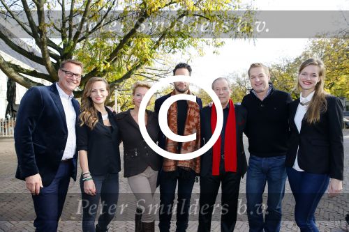 Amsterdam 27 oktober 2014
Presentatie nieuwe castleden Naast Freek Bartels en Bill van Dijk zijn ook Tony Neef (Sonneveld), Mariska van Kolck (Conny Stuart) en Cindy Bell (de lifter) te zien in Sonneveld. Albert Verlinde is de producent.
