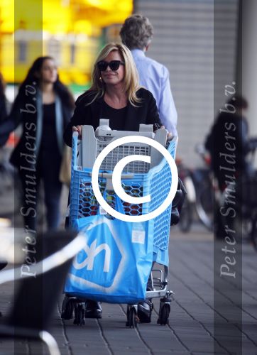 Amsterdam 31 oktober 2014
Connie Breukhoven doet boodschappen bij Albert Heijn op het gelderlandplein