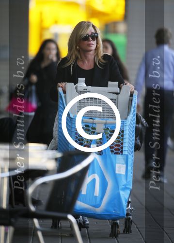 Amsterdam 31 oktober 2014
Connie Breukhoven doet boodschappen bij Albert Heijn op het gelderlandplein