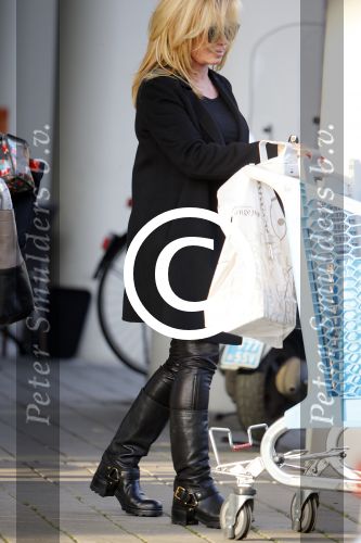 Amsterdam 31 oktober 2014
Connie Breukhoven doet boodschappen bij Albert Heijn op het gelderlandplein