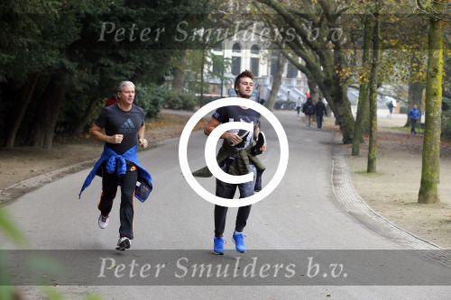 Amsterdam 5 november 2014
Dave en Dries Roelvink gaan rennen in het vondelpark voor hun soap die binnenkort op sbs6 uitgezonden wordt.