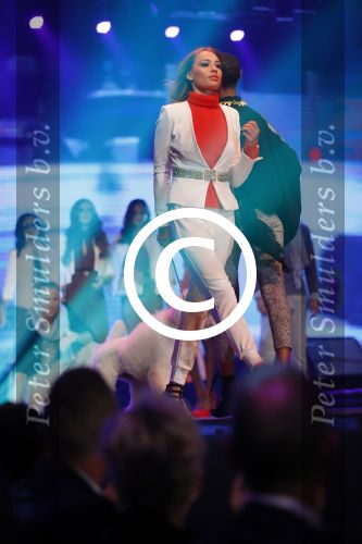 Hilversum 27 oktober 2014
Finale Hollands next top model 2014 HNTM in studio 21 gepresenteerd door Anouk Smulders en Fred v Leer.Finalisten zijn Nicky Opheij Sanne Aisha en Debbie Dhillon. In de jury zitten Freek Koster May Britt Mobach en Dirk Kikstra.