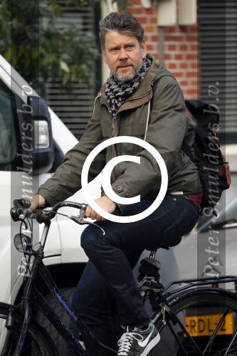 Amsterdam 31 oktober 2014
Erik van t Hoff op de fiets in amsterdam zuid na afspraak met oa Jack Spijkerman