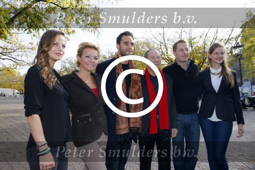 Amsterdam 27 oktober 2014
Presentatie nieuwe castleden Naast Freek Bartels en Bill van Dijk zijn ook Tony Neef (Sonneveld), Mariska van Kolck (Conny Stuart) en Cindy Bell (de lifter) te zien in Sonneveld. Albert Verlinde is de producent.