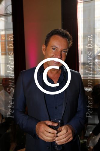 Amsterdam 28 oktober 2014
Presentatie boek Casa Rosso met Jan Otten en Rob v Hulst. Karin Bloemen reikt het eerste boek uit. Gerard Joling