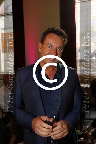 Amsterdam 28 oktober 2014
Presentatie boek Casa Rosso met Jan Otten en Rob v Hulst. Karin Bloemen reikt het eerste boek uit. Gerard Joling