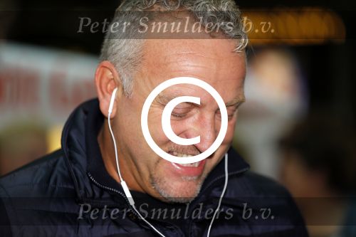 Schiphol 26 oktober 2014
Gordon vertrekt vanaf schiphol voor een reclamestunt van Kitkat naar een onbewoond eiland.