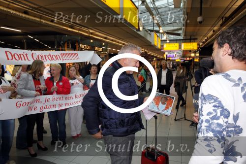 Schiphol 26 oktober 2014
Gordon vertrekt vanaf schiphol voor een reclamestunt van Kitkat naar een onbewoond eiland.