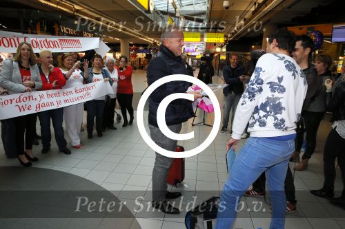 Schiphol 26 oktober 2014
Gordon vertrekt vanaf schiphol voor een reclamestunt van Kitkat naar een onbewoond eiland.