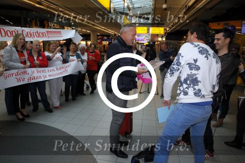 Schiphol 26 oktober 2014
Gordon vertrekt vanaf schiphol voor een reclamestunt van Kitkat naar een onbewoond eiland.