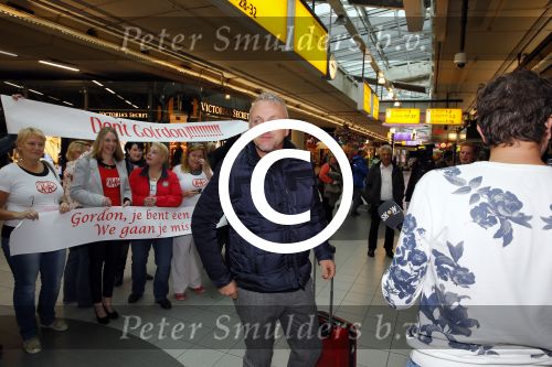 Schiphol 26 oktober 2014
Gordon vertrekt vanaf schiphol voor een reclamestunt van Kitkat naar een onbewoond eiland.