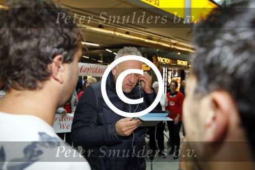 Schiphol 26 oktober 2014
Gordon vertrekt vanaf schiphol voor een reclamestunt van Kitkat naar een onbewoond eiland.