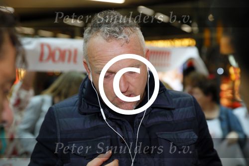 Schiphol 26 oktober 2014
Gordon vertrekt vanaf schiphol voor een reclamestunt van Kitkat naar een onbewoond eiland.