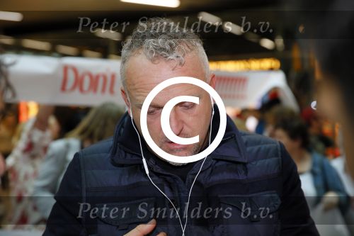 Schiphol 26 oktober 2014
Gordon vertrekt vanaf schiphol voor een reclamestunt van Kitkat naar een onbewoond eiland.