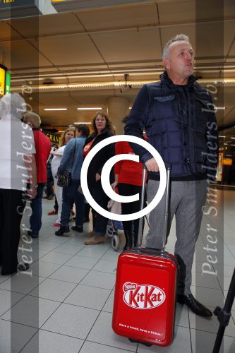 Schiphol 26 oktober 2014
Gordon vertrekt vanaf schiphol voor een reclamestunt van Kitkat naar een onbewoond eiland.