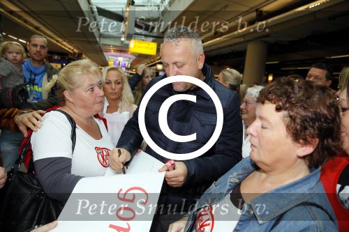 Schiphol 26 oktober 2014
Gordon vertrekt vanaf schiphol voor een reclamestunt van Kitkat naar een onbewoond eiland.