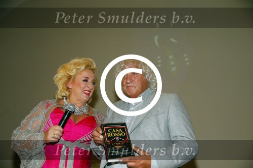 Amsterdam 28 oktober 2014
Presentatie boek Casa Rosso met Jan Otten en Rob v Hulst. Karin Bloemen reikt het eerste boek uit.