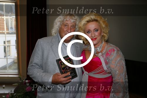 Amsterdam 28 oktober 2014
Presentatie boek Casa Rosso met Jan Otten en Rob v Hulst. Karin Bloemen reikt het eerste boek uit.