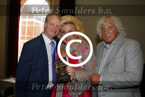 Amsterdam 28 oktober 2014
Presentatie boek Casa Rosso met Jan Otten en Rob v Hulst. Karin Bloemen reikt het eerste boek uit.