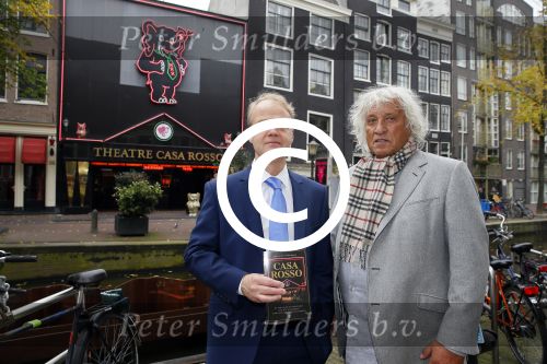 Amsterdam 28 oktober 2014
Presentatie boek Casa Rosso met Jan Otten en Rob v Hulst. Karin Bloemen reikt het eerste boek uit.