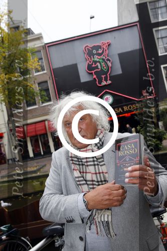 Amsterdam 28 oktober 2014
Presentatie boek Casa Rosso met Jan Otten en Rob v Hulst. Karin Bloemen reikt het eerste boek uit.