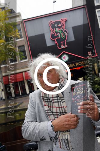 Amsterdam 28 oktober 2014
Presentatie boek Casa Rosso met Jan Otten en Rob v Hulst. Karin Bloemen reikt het eerste boek uit.