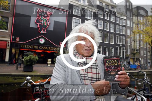 Amsterdam 28 oktober 2014
Presentatie boek Casa Rosso met Jan Otten en Rob v Hulst. Karin Bloemen reikt het eerste boek uit.