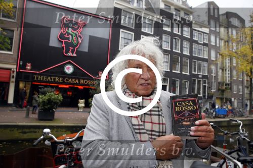 Amsterdam 28 oktober 2014
Presentatie boek Casa Rosso met Jan Otten en Rob v Hulst. Karin Bloemen reikt het eerste boek uit.