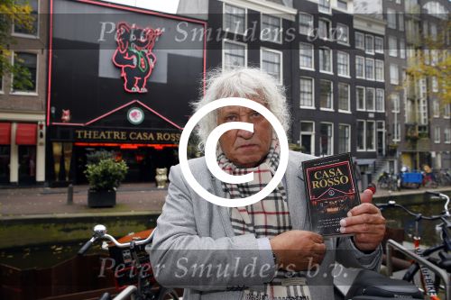 Amsterdam 28 oktober 2014
Presentatie boek Casa Rosso met Jan Otten en Rob v Hulst. Karin Bloemen reikt het eerste boek uit.
