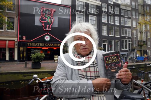Amsterdam 28 oktober 2014
Presentatie boek Casa Rosso met Jan Otten en Rob v Hulst. Karin Bloemen reikt het eerste boek uit.