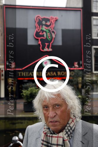 Amsterdam 28 oktober 2014
Presentatie boek Casa Rosso met Jan Otten en Rob v Hulst. Karin Bloemen reikt het eerste boek uit.