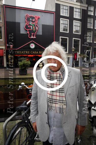 Amsterdam 28 oktober 2014
Presentatie boek Casa Rosso met Jan Otten en Rob v Hulst. Karin Bloemen reikt het eerste boek uit.